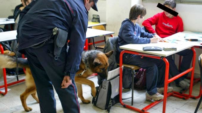  A Terni come in Cile, un prof si ribella alla polizia in classe