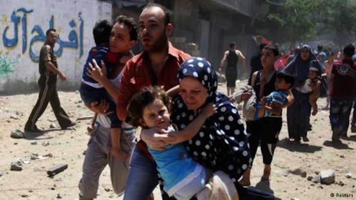 Palestinesi in fuga dai bombardamenti dell'aviazione israeliana su Gaza. Le vittime hanno già superato quota cento. Quasi cinquecento i feriti gravi.