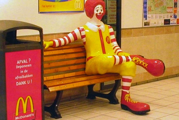 Ronald, la mascotte creata da McDonald's per attirare i bambini nei propri ristoranti. I minorenni sono i principali clienti della catena di fast food.