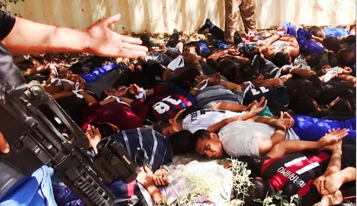 Cadaveri di soldati iracheni ammassati all'interno di un magazzino. Si calcola che siano stati giustiziati quasi duemila prigionieri.