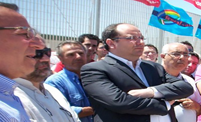 Aprile 2012. Supporto del sindaco Riccardi ai lavoratori durante il sit-in di protesta.