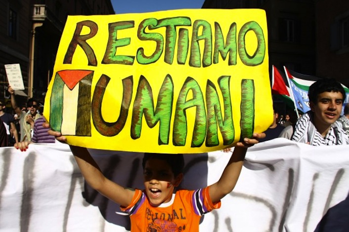 «Restiamo umani». La frase simbolo di Vittorio Arrigoni.