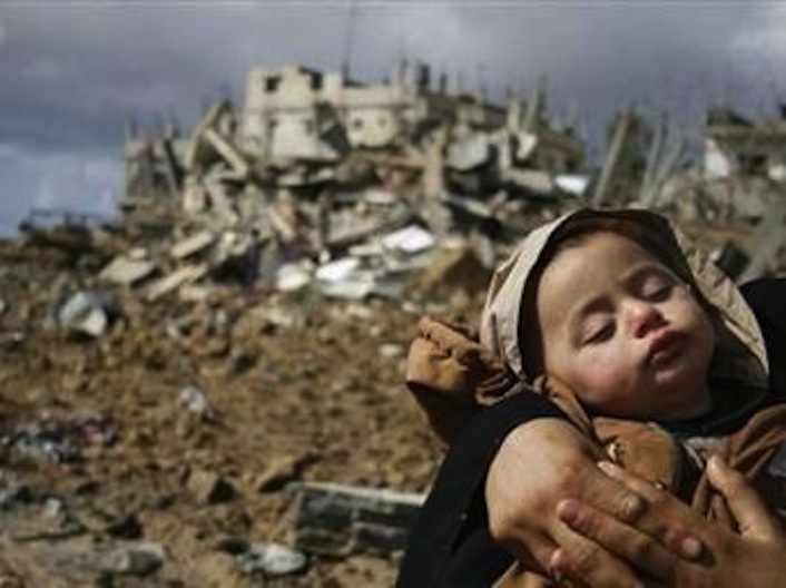 Uno dei tanti bambini vittime dei bombardamenti israeliani di Gaza.