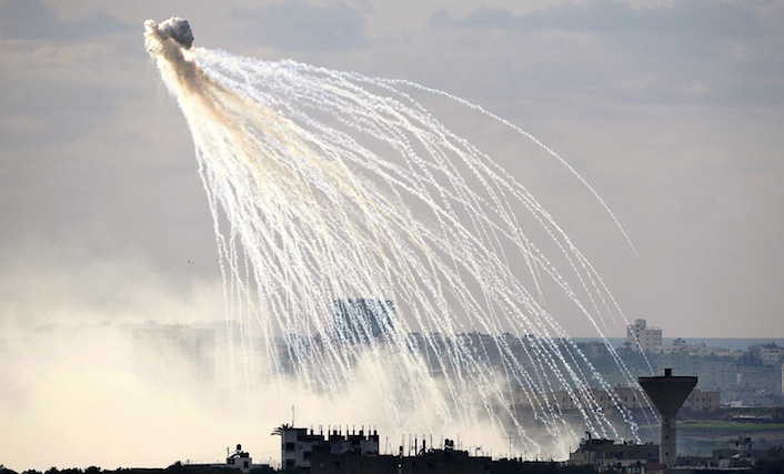 Un momento del bombardamento di Gaza col fosforo bianco da parte dell'esercito israeliano.
