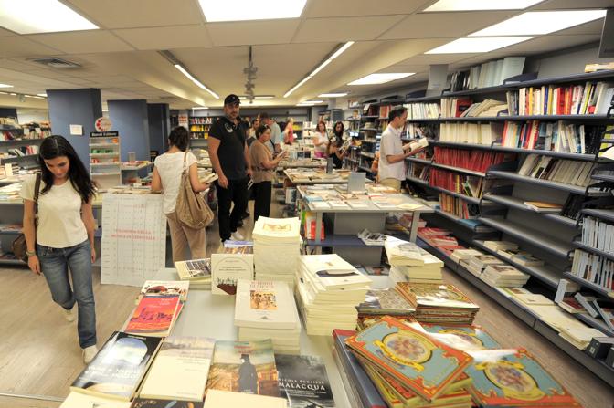 Interno della libreria Loffredo. Alcuni scaffali sono vuoti a causa della crisi.