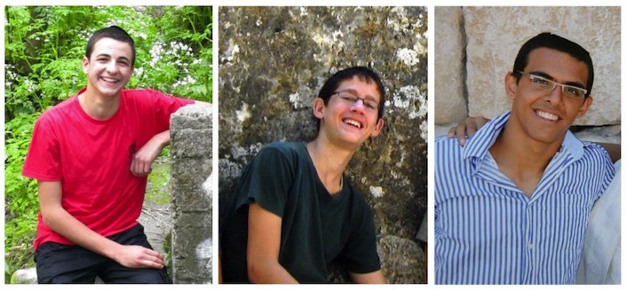 I tre ragazzi israeliani sequestrati e poi uccisi: da sinistra, Gilad Shaar (sedici anni) della colonia di Talmon, Naftali Frenkel (sedici) del villaggio di Nof Ayalon sulla “linea verde” ed Elad Yifrach (diciannove) di Elad, nei pressi di Petah Tikva. Il ritrovamento dei loro cadaveri ha fatto scattare la rappresaglia israeliana su Gaza.
