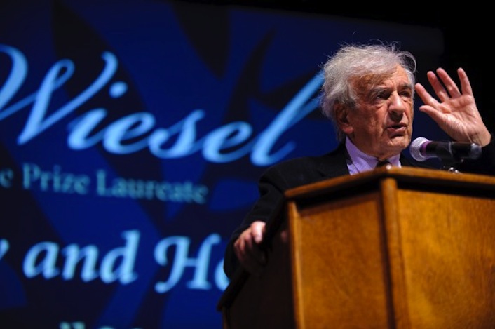 Lo scrittore statunitense Elie Wiesel è uno dei sopravvissuti all'Olocausto (Auschwitz, Buna e Buchenwald). Nel 1986 è stato insignito del premio Nobel per la Pace, in quanto definito «messaggero dell'umanità».
