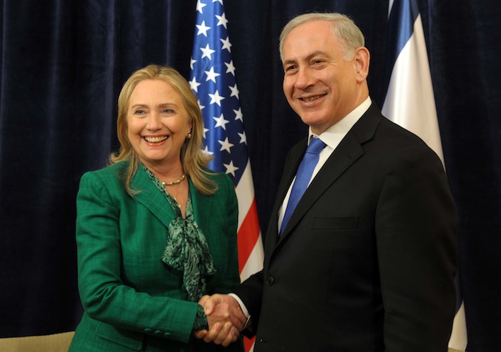 La Clinton insieme al primo ministro israeliano Benjamin Netanyahu.
