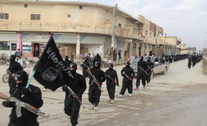 Parata militare Isis nella città siriana di Tel Abyad