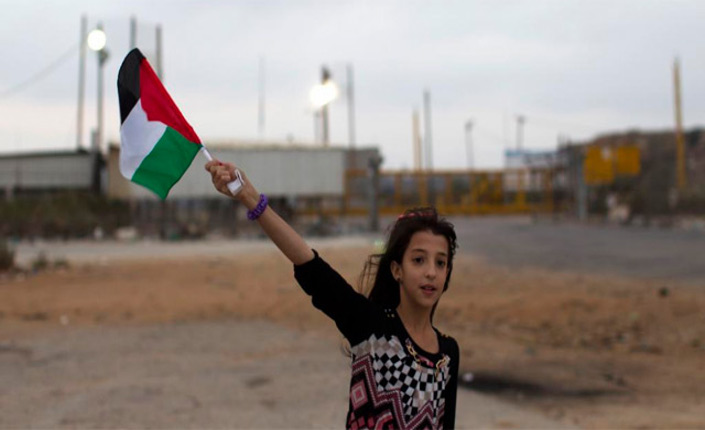 bimba con bandiera palestinese