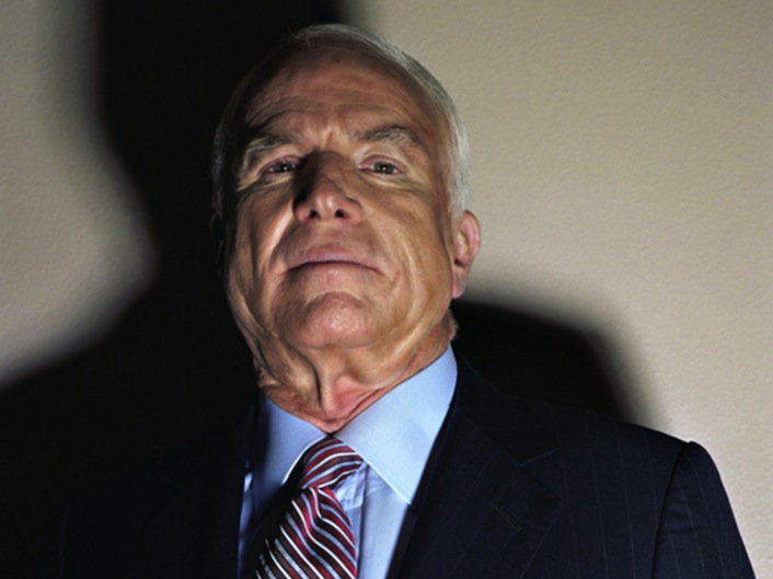 Il senatore Usa, nonché presidente Iri, vero ambasciatore ombra della Casa Bianca John McCain.
