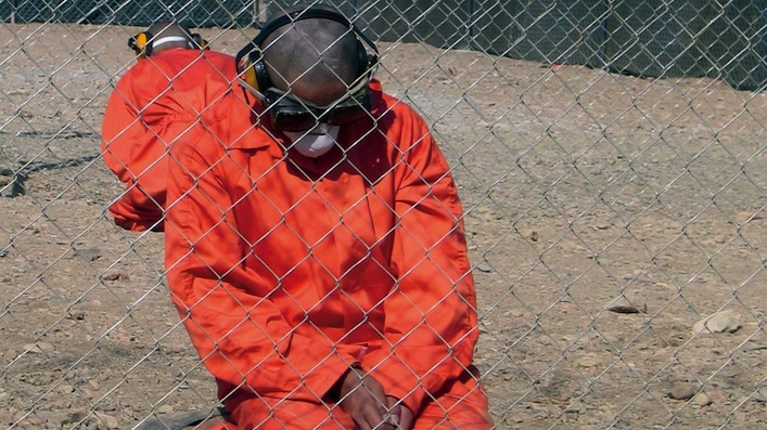 Due dei prigionieri del carcere speciale di Gitmo, a Guantanamo Bay. Chi finisce laggiù perde ogni diritto civile, compreso quello alla difesa, a un giusto processo, al non essere torturato e, perfino, a sapere di quale reato si è accusati.