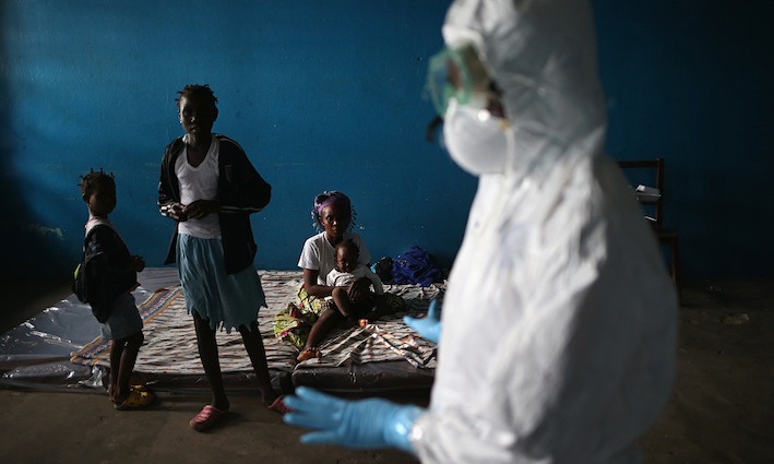 Liberia. Un gruppo di bambini viene messo in isolamento perché il loro padre è stato contagiato dal virus.