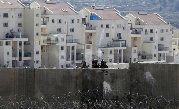 Membri dell'esercito israeliano a difesa delle colonie sul muro di separazione con i palestinesi, nei pressi di Ramallah (Cisgiordania 29 agosto 2014)