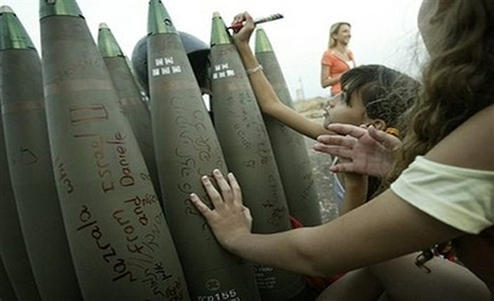 bambini israeliani firmano i "regali" per i bambini palestinesi