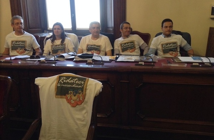 Membri del consiglio comunale di Piacenza indossano la maglietta con su scritto: «Ridateci le merendine».