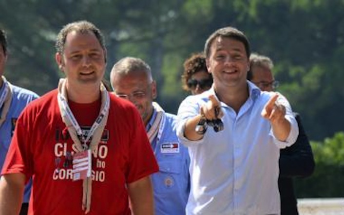 L'uomo accanto a Renzi, con la maglietta rossa, è Matteo Spanò, suo amico d'infanzia e personaggio chiave dell'ascesa del presidente del consiglio. Nella foto, i due durante l'ultimo raduno dei boy scout.