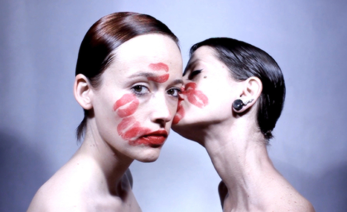 Fotogramma del film "Double Bind" di Gilivanka Kedzior e Barbara Friedman. Francia, 2013