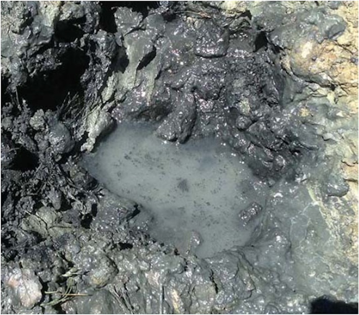 La sorgente LaRossa 3, da cui fuoriesce particolato nero, maleodorante e, talvolta, fumante.