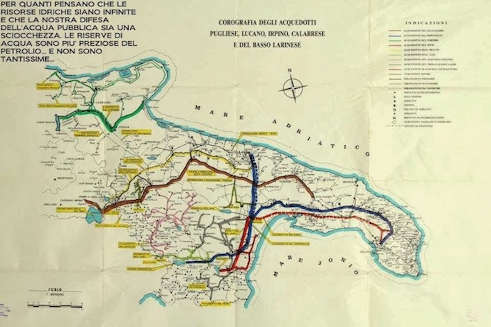 In basso a sinistra, il lago Pertusillo. Da lì parte l'acquedotto (in blu) che serve le province pugliesi di Bari, Taranto e Lecce.