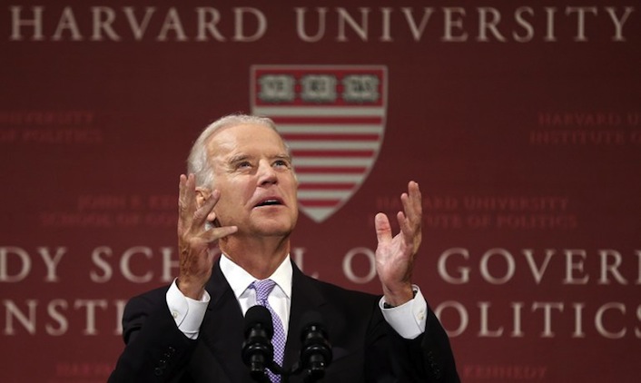 Il vice presidente degli Stati Uniti Joseph Biden durante il suo discorso all'università di Harvard.