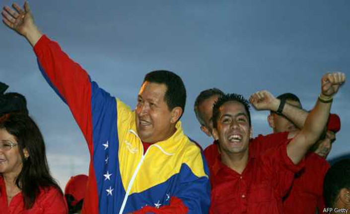 Hugo Chávez insieme a Robert Serrca nel 2010, quando il giovane era candidato all'Assemblea Nazionale. Foto Afp