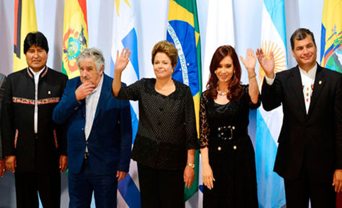 Dilma Rousseff al centro, con da sx i presidenti Evo Morales (Bolivia), Pepe Mujica (Uruguay), Cristina Kirchner (Argentina), Rafael Correa (Ecuador) in Venezuela per un atto commemorativo dedicato al defunto presidente venezuelano Hugo Chavez