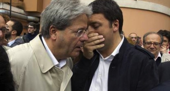 Il ministro degli Esteri Paolo Gentiloni insieme al presidente del consiglio Matteo Renzi.