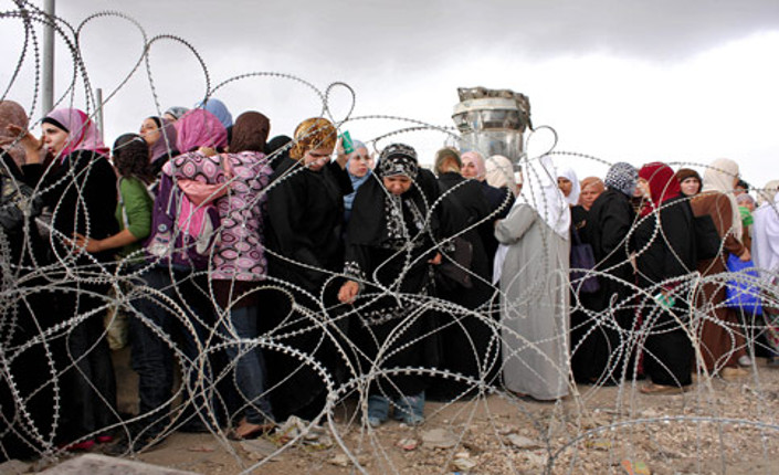 Vivere tra il filo spinato nel campo palestinese di Qalandiya, tra Gerusalemme e Ramallah