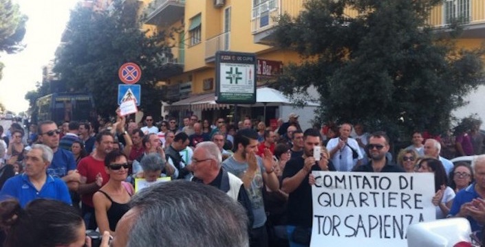 Uno dei cortei organizzati dai residenti di Tor Sapienza per chiedere la chiusura del centro di accoglienza.