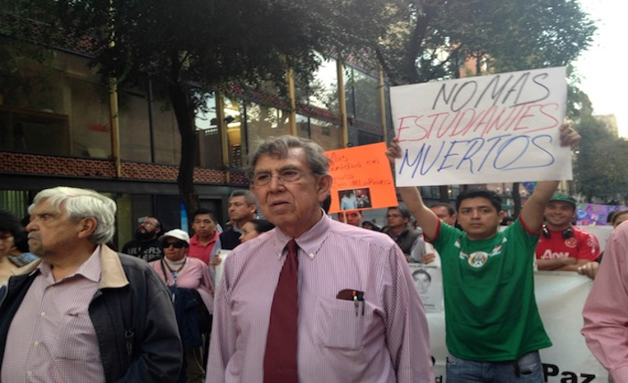 Cuauhtémoc Cárdenas, alla marcia per i 43 studenti scomparsi, dove è stato deriso e insultato