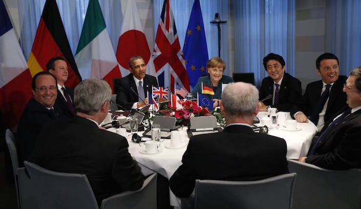 Riunione dei G7 lo scorso marzo. Quattro delle persone sedute al tavolo, sono affiliati a Ur-Lodges: da sinistra, François Hollande (presidente della Repubblica francese), David Cameron (primo ministro inglese), Barack Obama (presidente degli Stati Uniti) e Angela Merkel (cancelliera tedesca).