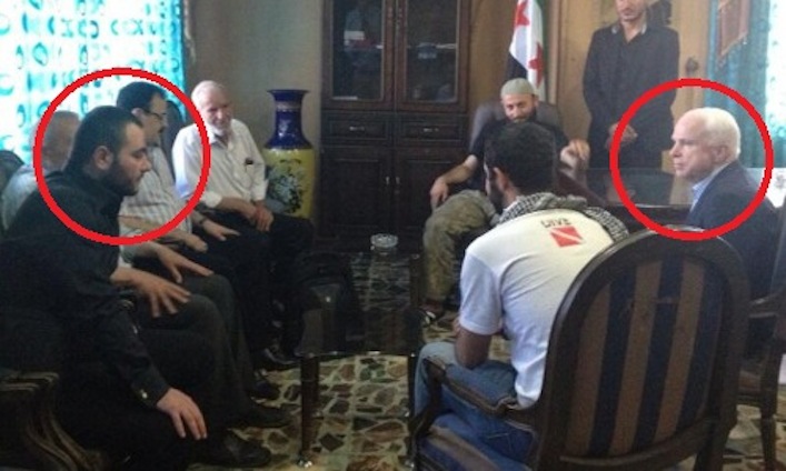 Il senatore Usa John McCain durante una riunione svoltasi nel nord della Siria nell'estate 2013. A sinistra (sempre cerchiato in rosso) il leader dell'Isis Abu Bakr al Baghdadi.