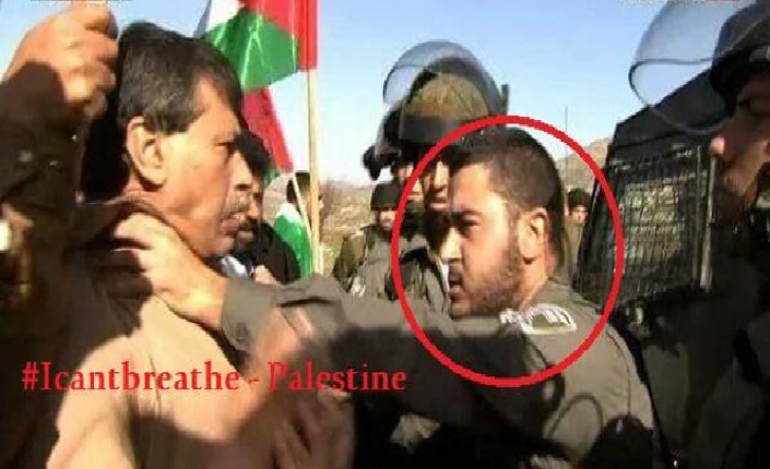 Abu Ein trattenuto con forza alla gola da un soldato israeliano durante la protesta in Cisgiordania in cui di lì a poco ha perso la vita