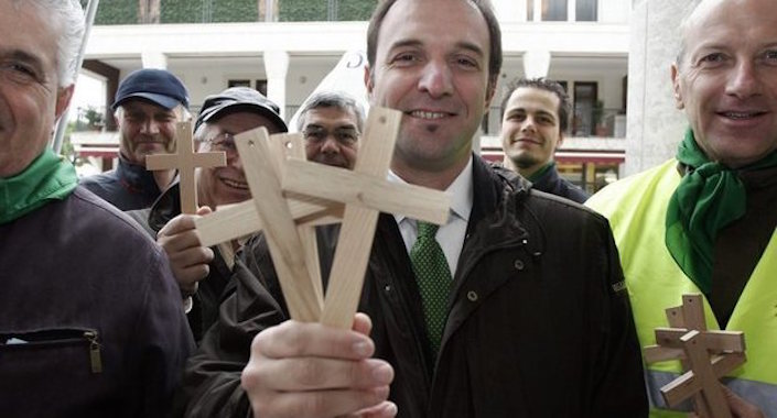 Massimo Bitonci mentre promuove l’iniziativa “Crocifisso obbligatorio negli edifici pubblici”.