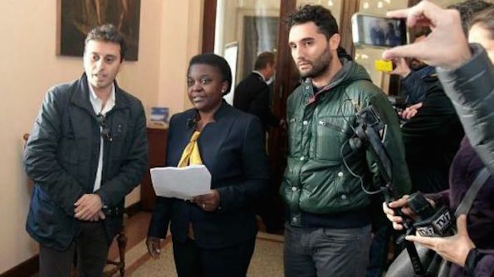L’ex ministra dell’Integrazione, Cécile Kyenge e il giornalista di Matrix Davide Parenzo mentre attendono di incontrare Massimo Bitonci. Il sindaco rifiuterà poi di incontrarli.