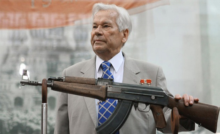 Mijaíl Kaláshnikov, creatore dell'AK-47. Quando progettò l'arma era il 1947 ed era sergente. É morto a 94 anni, il 23 dicembre 2013, con il grado di generale di divisione