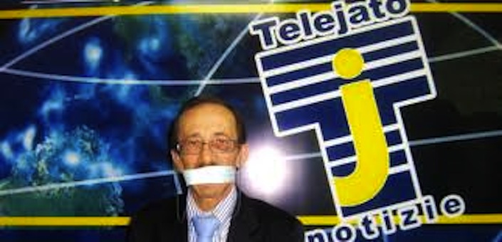 Pino Maniaci in una delle sue provocazioni dagli schermi di TeleJato.