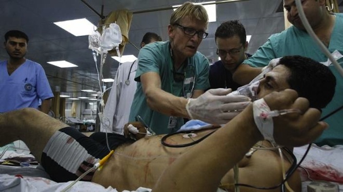 Mads Gilbert ha operato e salvato migliaia di vite di bambini, donne e uomini palestinesi durante l'attacco da parte di Israele a Gaza del 2009 e durante quello dell'estate 2014.