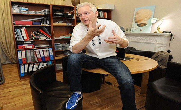 Julien Assange nel suo appartamento interno all'ambasciata ecuadoriana di Londra