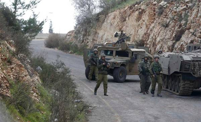 Soldati israeliani pattugliano la frontiera con il Libano