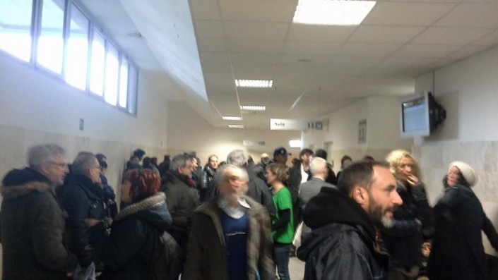 L'attesa fuori dall'aula
