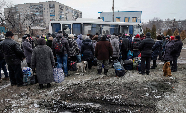 abitanti di Debalteseve in fila per abbandonare la città, dopo l'apertura del corridoio umanitario