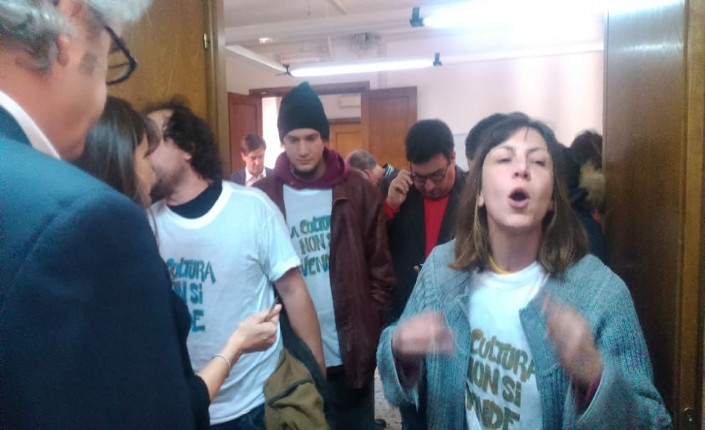 Giovani della rete Cinema Off entrano in Commissione cultura  indossando t-shirt con la scritta 'La cultura non si vende'