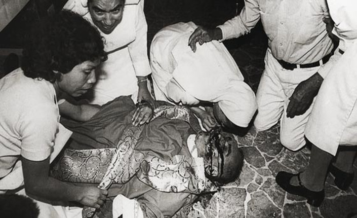 Monsignor Romero a terra, ormai senza vita, dopo essere stato colpito da un tiratore scelto degli squadroni della morte salvadoregni.