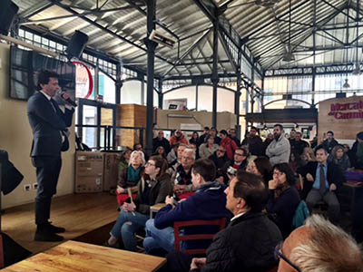 Luca Pastorino durante la conferenza stampa al Mercato del Carmine.