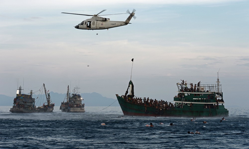 14/05/2015. Elicottero dell'esercito thailandese lancia  cibo ai migranti abbandonati dagli scafisti nel mare delle Andamane, ma il governo thailandese ne rifiuta l'accoglienza (foto ARCHAMBAULT)