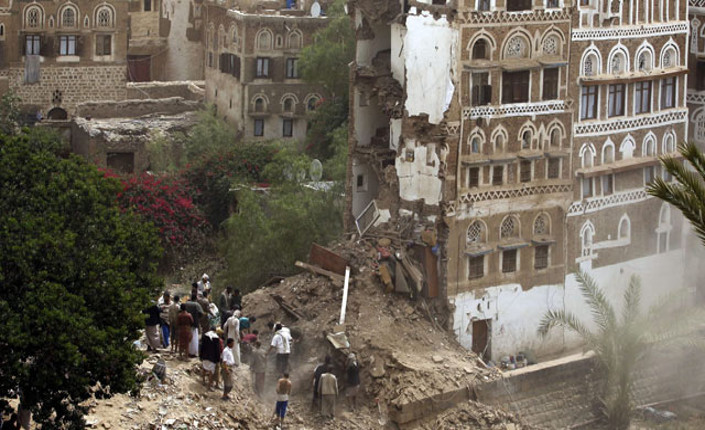 Sanaa, città vecchia: persone cercano sopravvissuti tra i resti di un edificio distrutto dal bombardamento