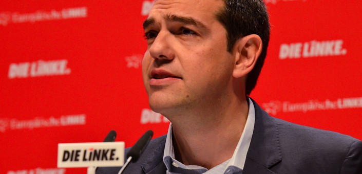 Alexis Tsipras, premier greco e leader di Syriza chiamato al difficile compromesso tra il salvataggio della Grecia dal default e le difficili condizioni del Paese tra crisi e tagli alla spesa pubblica (By Achtung: Dieses Bild ist nicht gemeinfrei. Es ist zwar frei benutzbar aber gesetzlich geschützt.   Note: this image is not in the Public Domain. It is free to use but protected by law.        Bitte benutzen sie nach Möglichkeit als Bildbeschreibung: Blömke/Kosinsky/Tschöpe in unmittelbarer Nähe beim Bild oder an einer Stelle in ihrer Publikation, wo dies üblich ist. Dabei muß der Zusammenhang zwischen Bild und Urhebernennung gewahrt bleiben.   I prefer the following credit: Blömke/Kosinsky/Tschöpe near to the photo or at a location that is common in your publication but preserving the association between image and credit.       Bitte lesen sie den vollen Lizenztext gründlich, bevor sie das Bild nutzen! Wenn sie Fragen zu den Lizenzvereinbarungen haben oder weniger restriktive kommerzielle Lizenzen wünschen, kontaktieren sie mich per Mail: kosinsky@web.de   Please review the full license requirements carefully before using this image. If you would like to clarify the terms of the license or negotiate less restrictive commercial licensing outside of the bounds of Licenses, please contact me by email: kosinsky@web.de (Own work) [CC BY-SA 3.0 de (http://creativecommons.org/licenses/by-sa/3.0/de/deed.en)], via Wikimedia Commons)
