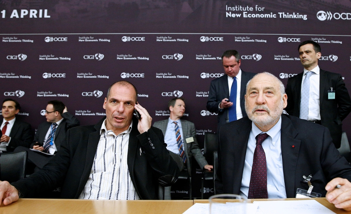 Il Nobel per l'economia Joseph Stiglitz con il ministro delle finanze greco, Yanis Varoufakis